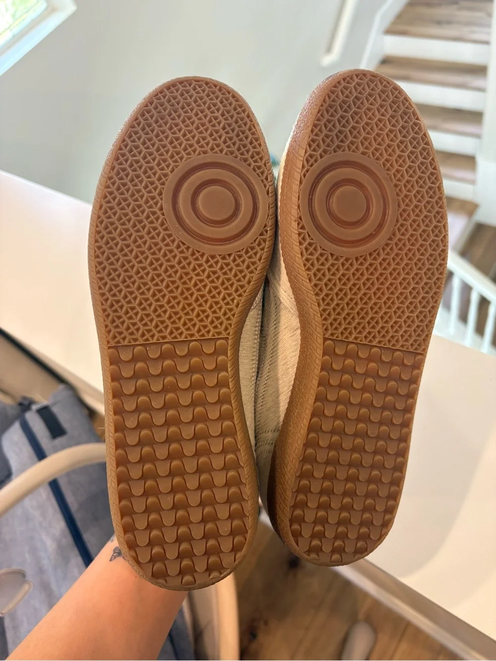 ALOHAS Kids White and Tan Suede Low-Top Sneakers with Gum Sole